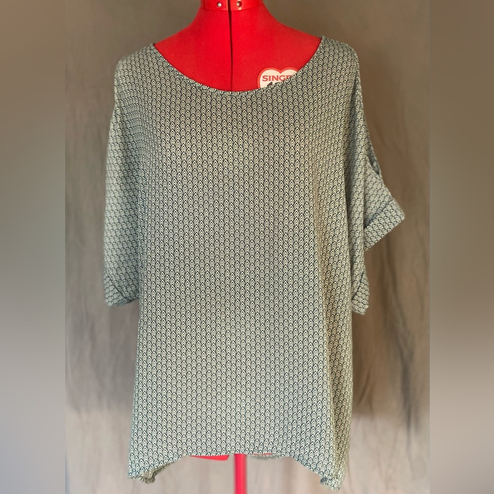 Women's Green and White Patterned Top